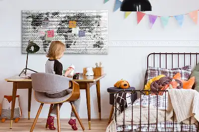 Beschreibbare Magnettafel mit Weltkarte auf Ziegelwand