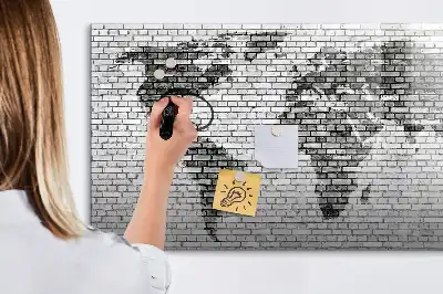Beschreibbare Magnettafel mit Weltkarte auf Ziegelwand