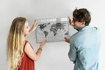 Beschreibbare Magnettafel mit Weltkarte auf Ziegelwand