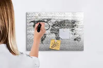 Beschreibbare Magnettafel mit Weltkarte auf Ziegelwand