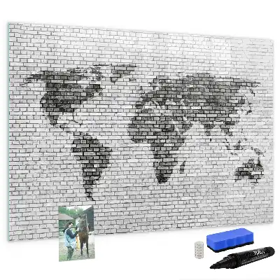 Beschreibbare Magnettafel mit Weltkarte auf Ziegelwand