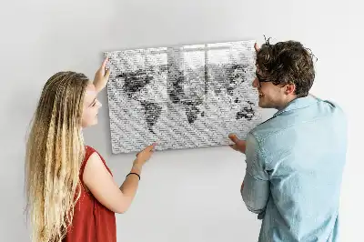 Beschreibbare Magnettafel mit Weltkarte auf Ziegelwand