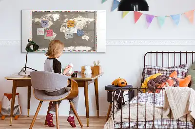 Beschreibbare Magnettafel in Form einer braunen Weltkarte
