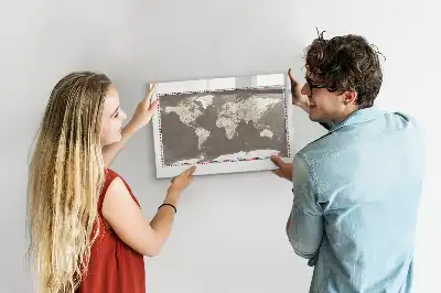 Beschreibbare Magnettafel in Form einer braunen Weltkarte