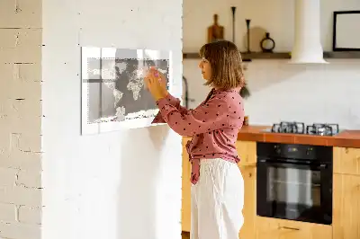 Beschreibbare Magnettafel in Form einer braunen Weltkarte
