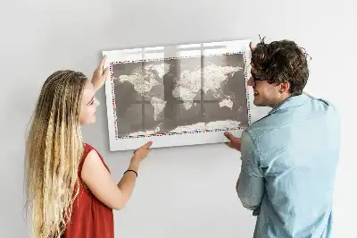 Beschreibbare Magnettafel in Form einer braunen Weltkarte