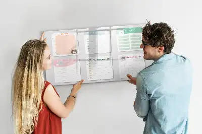 Beschreibbare Magnettafel mit bunten Notizen
