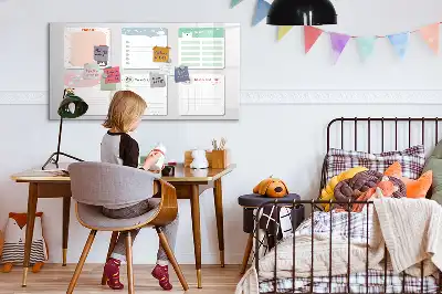 Beschreibbare Magnettafel mit bunten Notizen