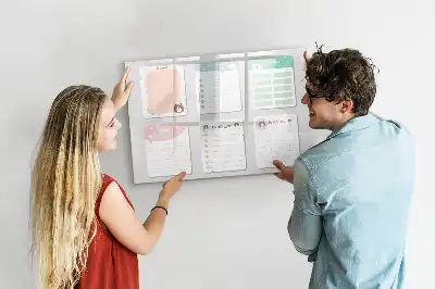 Beschreibbare Magnettafel mit bunten Notizen