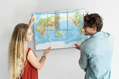 Physische Weltkarte als beschreibbare Magnettafel