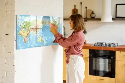 Physische Weltkarte als beschreibbare Magnettafel