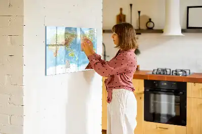 Physische Weltkarte als beschreibbare Magnettafel
