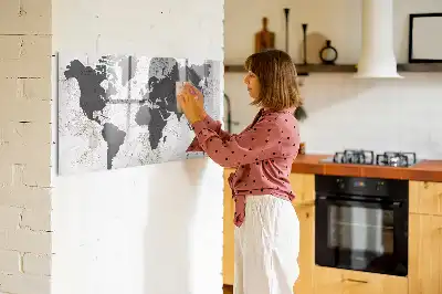 Beschreibbare Magnettafel mit Weltkarten-Motiv im Beton-Look