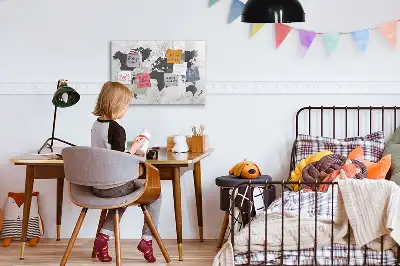 Beschreibbare Magnettafel mit Weltkarten-Motiv im Beton-Look