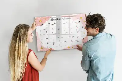 Monatsplaner als beschreibbare Magnettafel