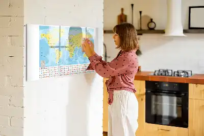 Weltkarte als beschreibbare Magnettafel