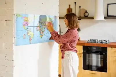 Weltkarte als beschreibbare Magnettafel