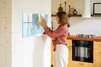 Weltkarte als beschreibbare Magnettafel