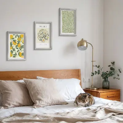 Bilderwand mit Zitronenmotiven sowie Kräutern und Pflanzenblättern