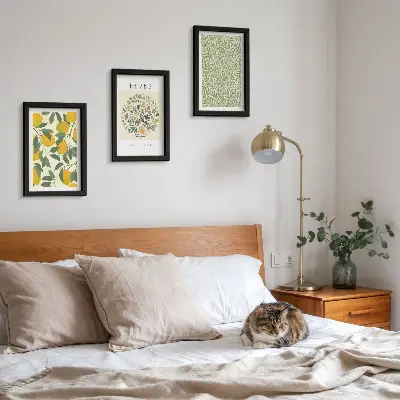 Bilderwand mit Zitronenmotiven sowie Kräutern und Pflanzenblättern