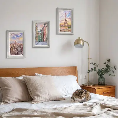 Bilderwand mit einer Ansicht der Städte New York, Paris und Warschau in der Abenddämmerung