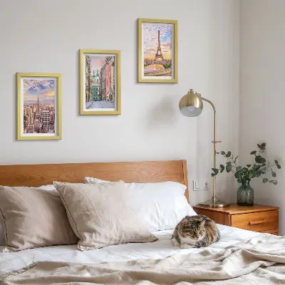 Bilderwand mit einer Ansicht der Städte New York, Paris und Warschau in der Abenddämmerung