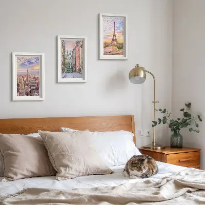 Bilderwand mit einer Ansicht der Städte New York, Paris und Warschau in der Abenddämmerung
