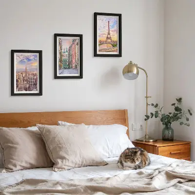 Bilderwand mit einer Ansicht der Städte New York, Paris und Warschau in der Abenddämmerung