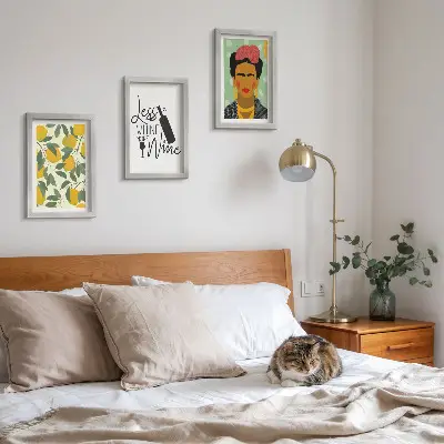 Bilderwand mit Zitronen-Weinflaschenporträt von Frida Kahlo