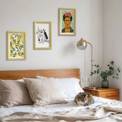 Bilderwand mit Zitronen-Weinflaschenporträt von Frida Kahlo