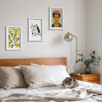 Bilderwand mit Zitronen-Weinflaschenporträt von Frida Kahlo