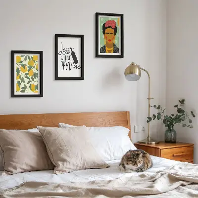 Bilderwand mit Zitronen-Weinflaschenporträt von Frida Kahlo