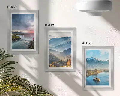 Bilderwand mit malerischen Berglandschaften und Wasserfällen aus der Natur