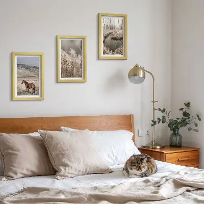Bilderwand mit dem Motiv Pferde in einer Graslandschaft an einem Winterbach