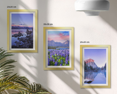 Bilderset mit rahmen Berglandschaften mit Wasser, Himmel und einer Blumenwiese