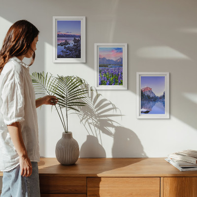 Bilderset mit rahmen Berglandschaften mit Wasser, Himmel und einer Blumenwiese