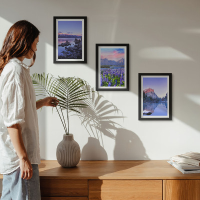 Bilderset mit rahmen Berglandschaften mit Wasser, Himmel und einer Blumenwiese