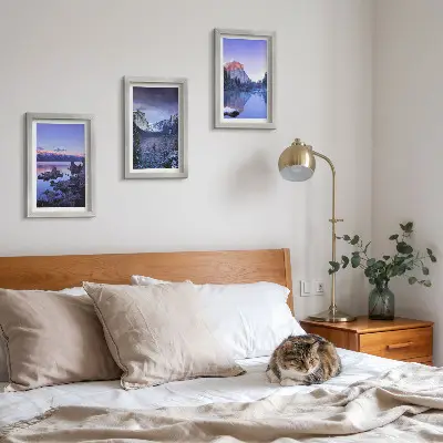 Bilderwand mit Berglandschaften in der Abenddämmerung und Ausblicken aufs Wasser
