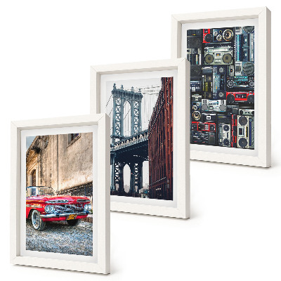 Fotowand Ein altes Auto auf der Straße in der Nähe der Brooklyn Bridge und Retro-Audiogeräte