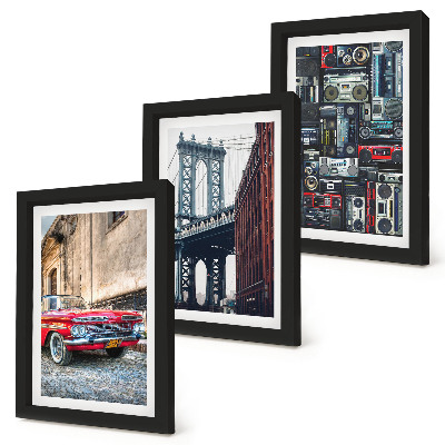 Fotowand Ein altes Auto auf der Straße in der Nähe der Brooklyn Bridge und Retro-Audiogeräte