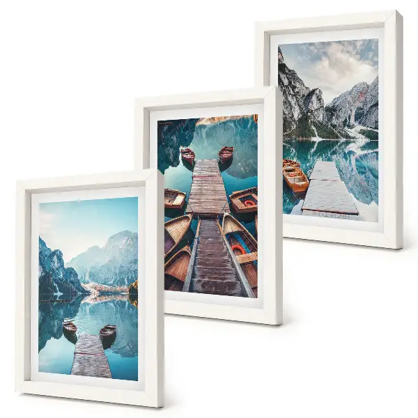 Bilderwand mit einem ruhigen See, Holzstegen und Booten