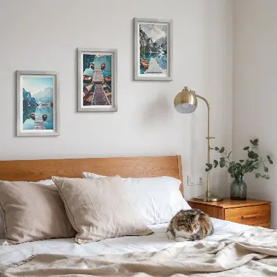 Bilderwand mit einem ruhigen See, Holzstegen und Booten