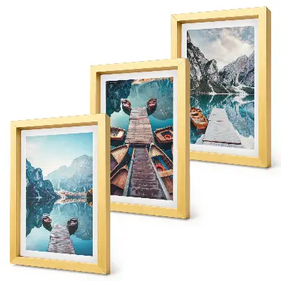 Bilderwand mit einem ruhigen See, Holzstegen und Booten