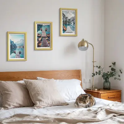 Bilderwand mit einem ruhigen See, Holzstegen und Booten