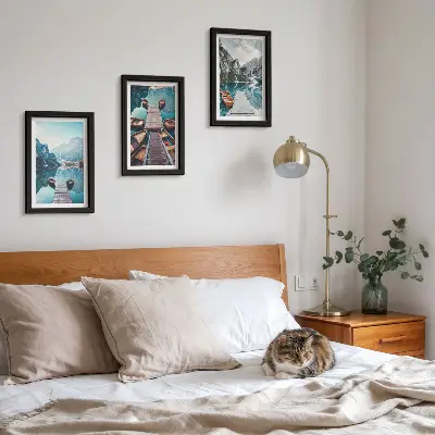 Bilderwand mit einem ruhigen See, Holzstegen und Booten