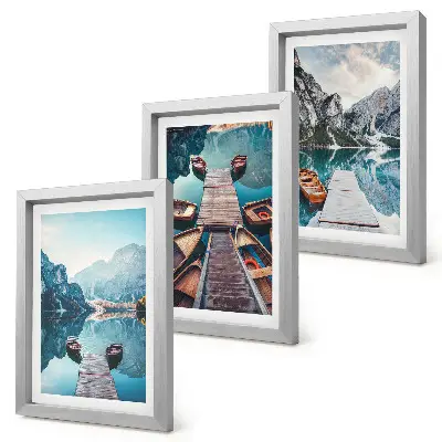 Bilderwand mit einem ruhigen See, Holzstegen und Booten