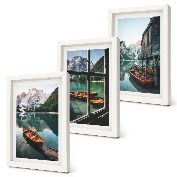 Bilderset mit rahmen Blick auf einen Bergsee mit Booten und einem Haus am Wasser