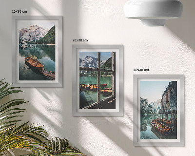 Bilderset mit rahmen Blick auf einen Bergsee mit Booten und einem Haus am Wasser