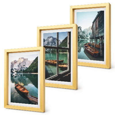 Bilderset mit rahmen Blick auf einen Bergsee mit Booten und einem Haus am Wasser