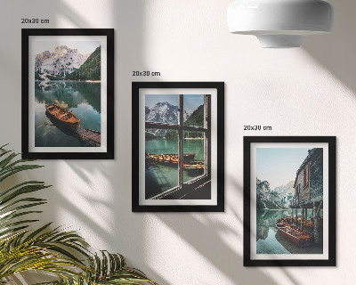Bilderset mit rahmen Blick auf einen Bergsee mit Booten und einem Haus am Wasser